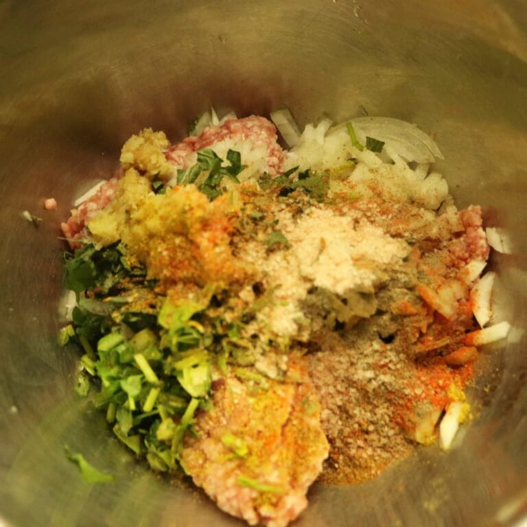 手順 1: 卵とパン粉以外の材料を全てボウルにいれ、全体が混ぜ合わさるようによくこねる。