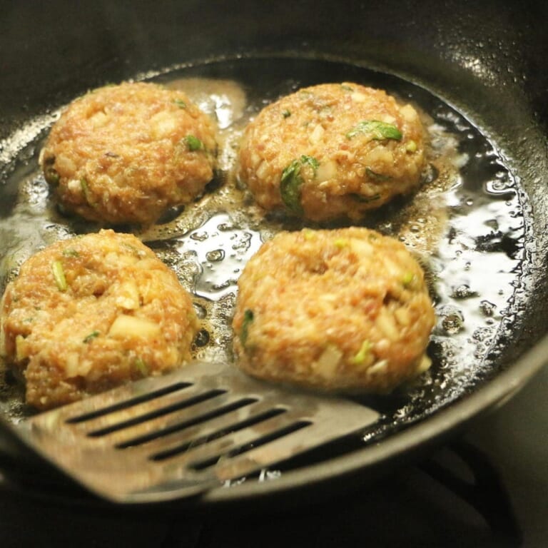手順 4: 油を引いたフライパンで片面3分焼きます。