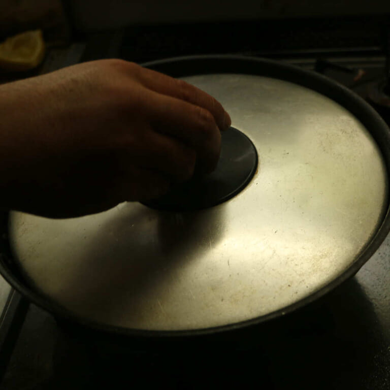 手順 6: 最後に水を加え、蓋をして3分焼きます。