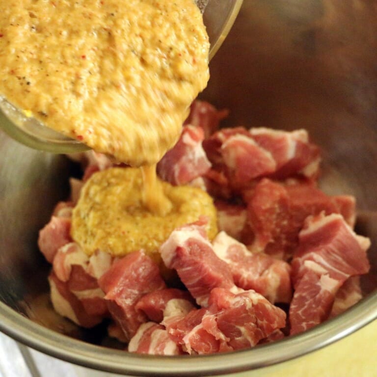 手順 1: 豚肉を一口大に切り、マリネ用材料、スパイスBをミキサーに入れペーストしたものと混ぜておきます。