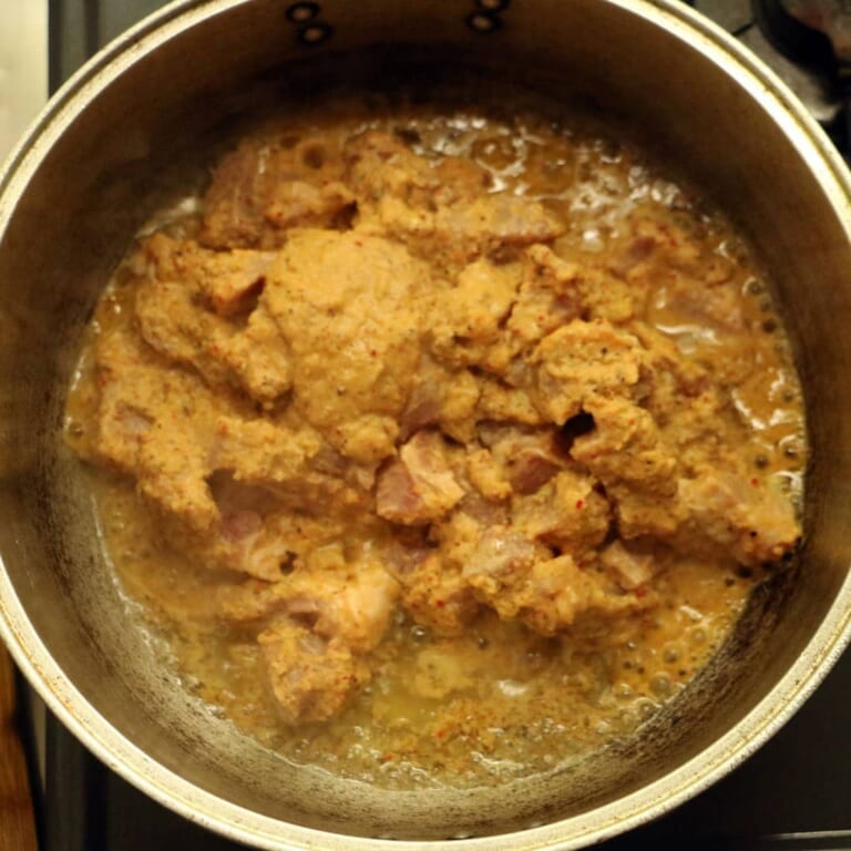 手順 3: 鍋に油を熱し、つけこんだの豚肉をマリネ液ごと加えて炒めます。