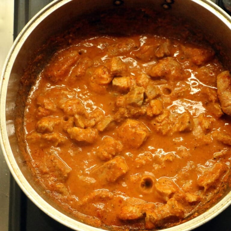 手順 5: 豚肉の表面が色づいたら水を加えて煮立て、蓋をして30分ほど煮込みます。 最後に塩で味を整え小口切りにした青唐辛子を散らし