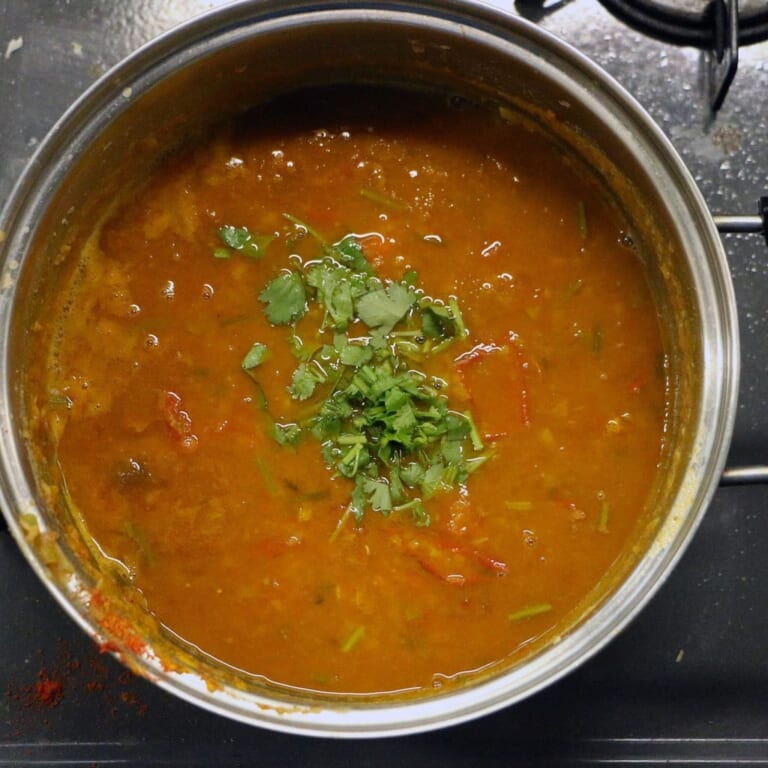 手順 6: パクチーを加え、ひと煮立ちさせます。