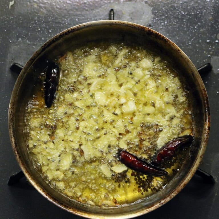 手順 4: 小さなフライパンに油、スパイスA、にんにく(みじん切り)を加えよく炒めます。