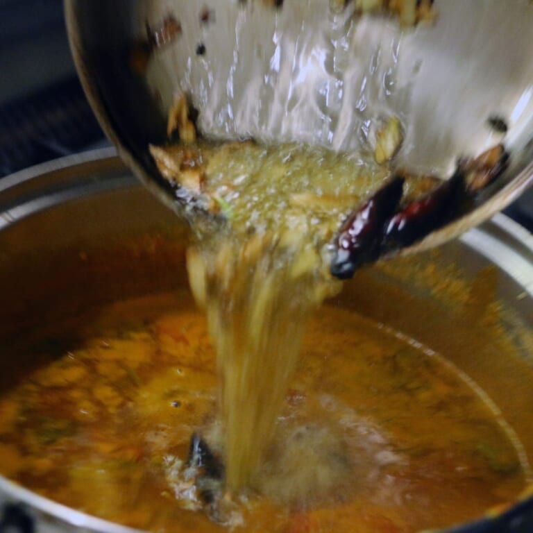 手順 5: レッドペッパー、にんにくが香ばしい色になったら、油ごとの鍋に加えます。