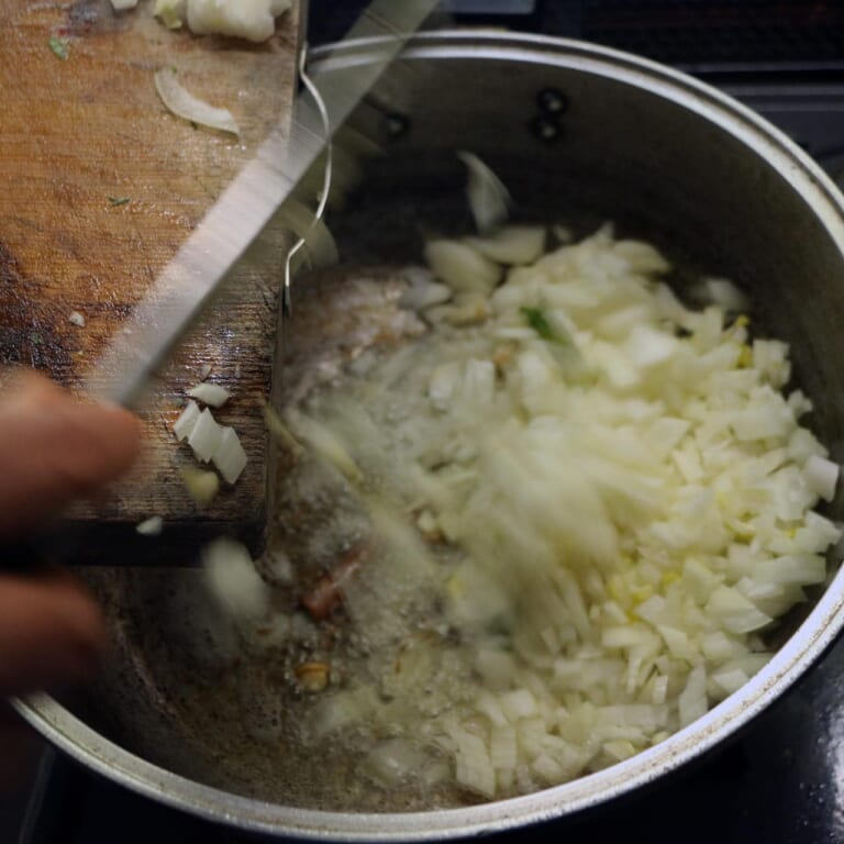 手順 1: スパイスAを油で熱し、パチパチと音がしてきたら、玉ねぎをあめ色になるまで炒めます。