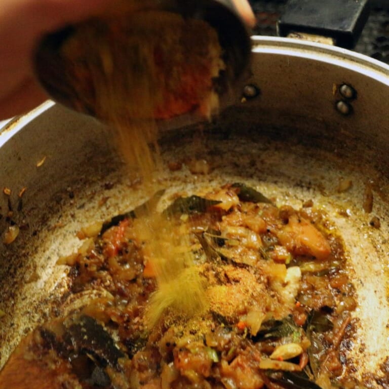 手順 4: スパイスBと塩を加えなじませます。