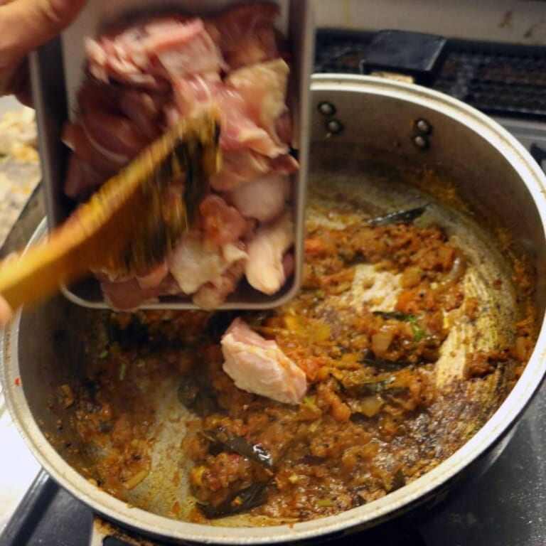 手順 5: 鶏もも肉を加えて蓋をして蒸し煮にします。