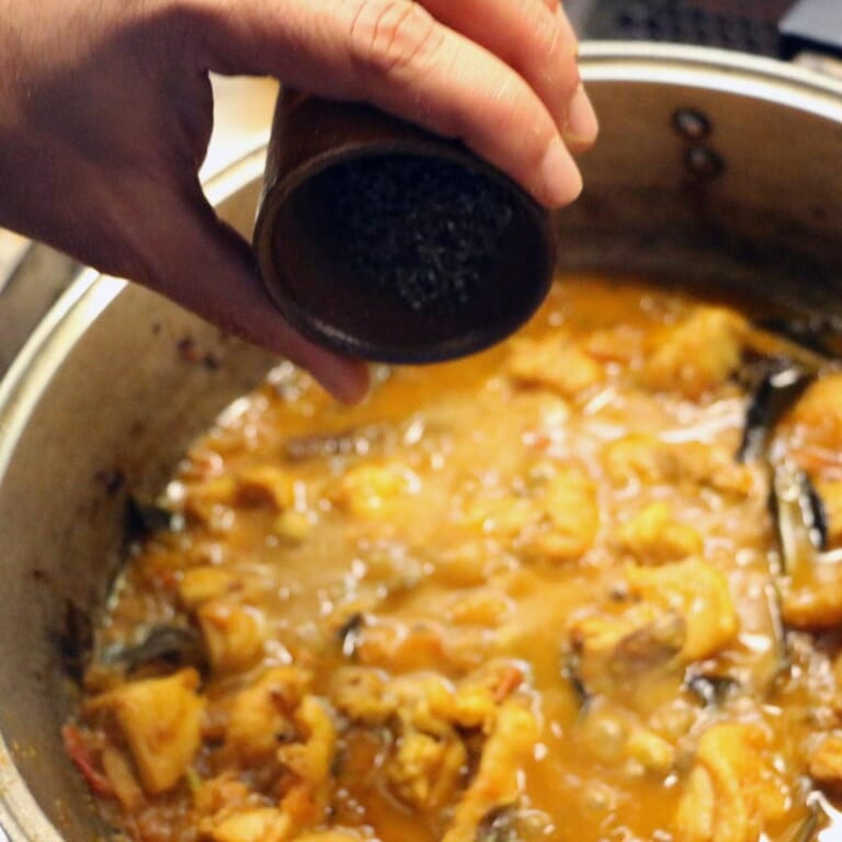 手順 7: 素材から十分な水分が出てきて鶏もも肉に火が通ったら、スパイスC、パクチーを加えます。（素材から十分に水分が出ていなかった