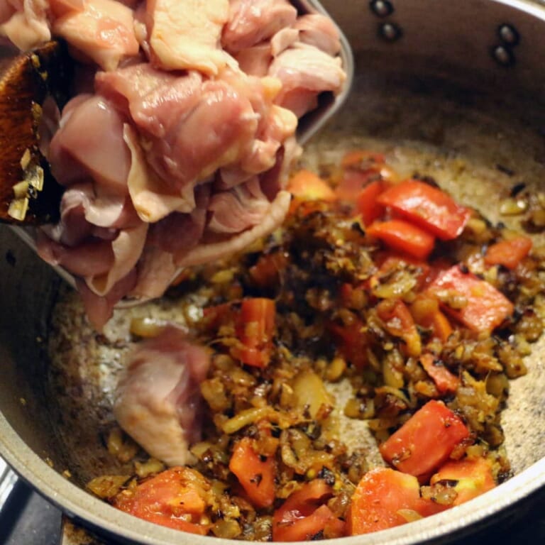 手順 6: 水分が飛んだら、鶏肉を加えます。