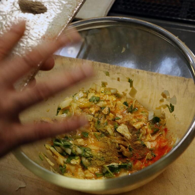 手順 2: 油以外の材料と揚げたパパドをすべて混ぜる。