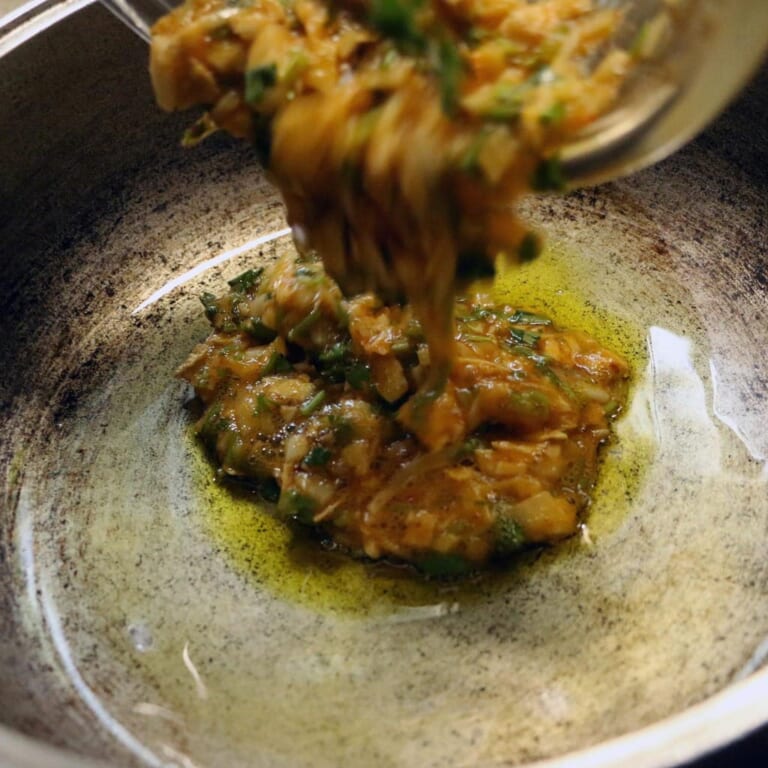 手順 3: 温めたフライパンに油を引き 1. の材料を流し込む。両面を焼いたら出来上がり。
