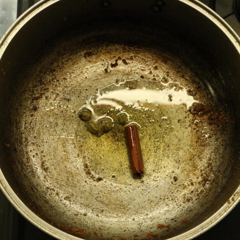 手順 3: 同じ鍋に油を入れカレーリーフを除くスパイスBを炒める。