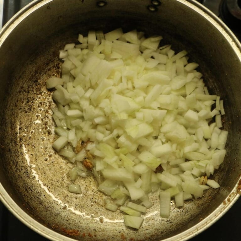 手順 4: カルダモンがプクッと膨らんできたら、玉ねぎを加えます。