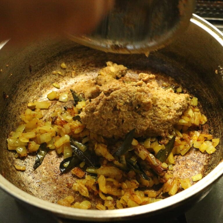 手順 7: ブレンダーにかけたウェットカレーペーストを加えて炒めます。