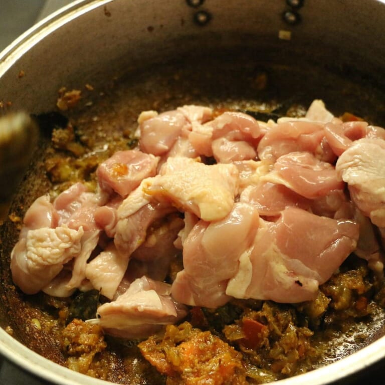 手順 8: 良く混ざったらトマトを加え水分を飛ばし、チキンを加えます。