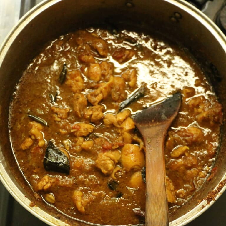手順 9: 肉の表面に火が通ったら水を少しずつ加えます。煮立ったら弱火にして12-15分ほど煮ます。