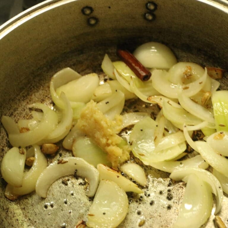 手順 2: スパイスAがシュワシュワとしてきたら玉ねぎを加えて透明になるまで炒める。その後にんにく、生姜を加えて炒める。