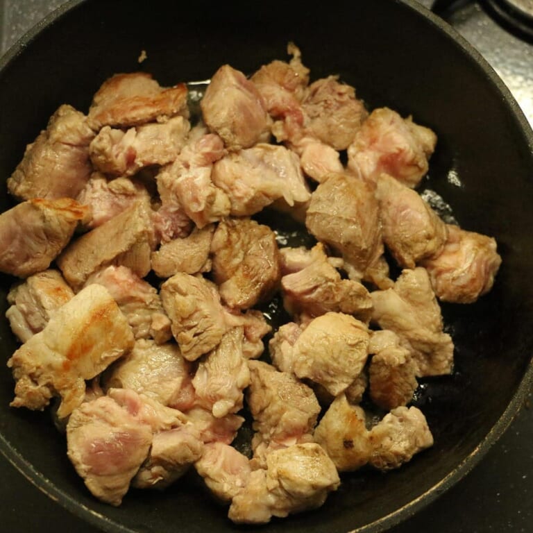 手順 4: 豚肉を焼き、表面に火が通ったら一度あげます。