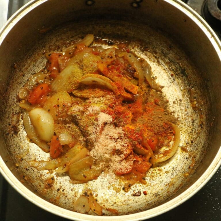 手順 5: スパイスBと塩を加え炒めます。