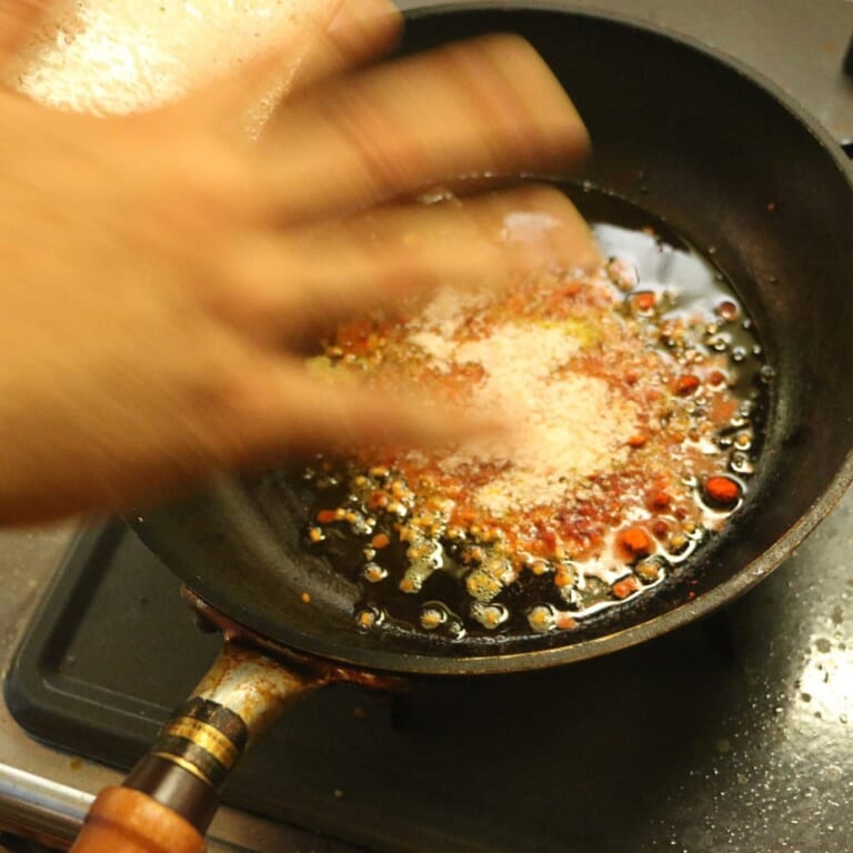 手順 3: 油の温度が下がったらスパイスBと塩を加えます。（こげないように気をつけましょう！）