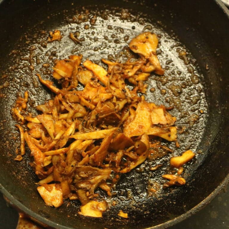 手順 5: 火をつけまいたけを加えます。まいたけはキュッキュッと言うまで炒めます。