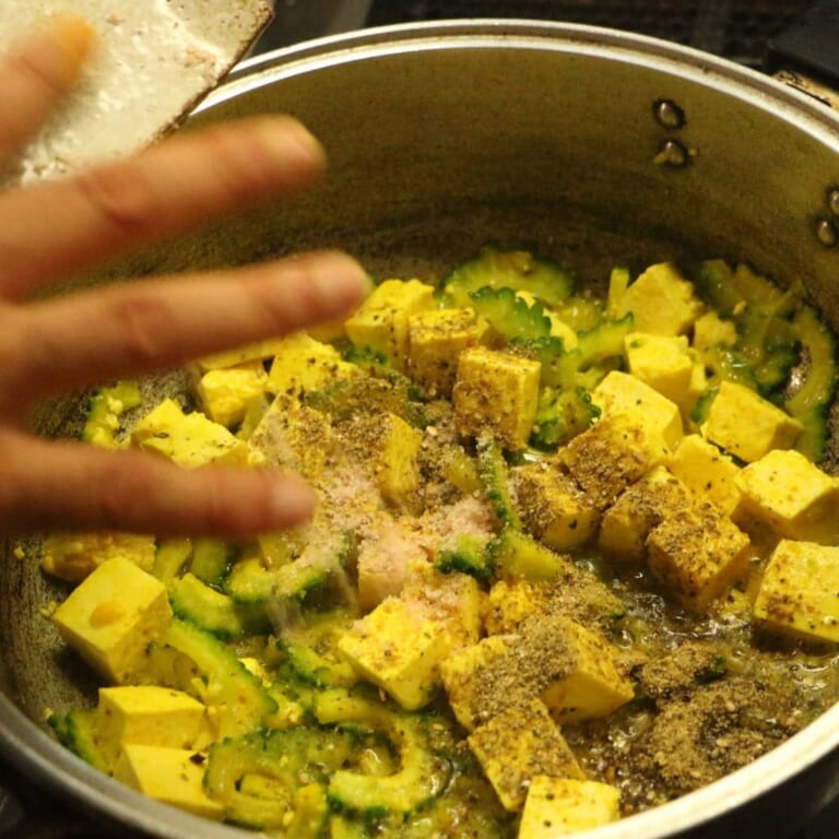 手順 3: 野菜が美味しくなる香辛料と塩を加えて炒めます。