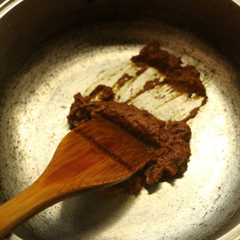 手順 1: フライパンにインドカレーペーストを加え、熱します。