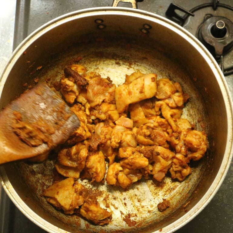 手順 2: 鶏もも肉を加えます。