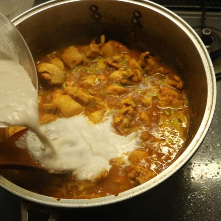手順 4: ココナッツミルクを加え一煮立ちさせたら、弱火にして蓋をして5分煮込みます。