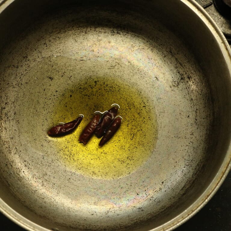手順 1: ※パスタをゆでて、よけておきます。 フライパンに油をひき、あたためたらスパイスAを入れます。