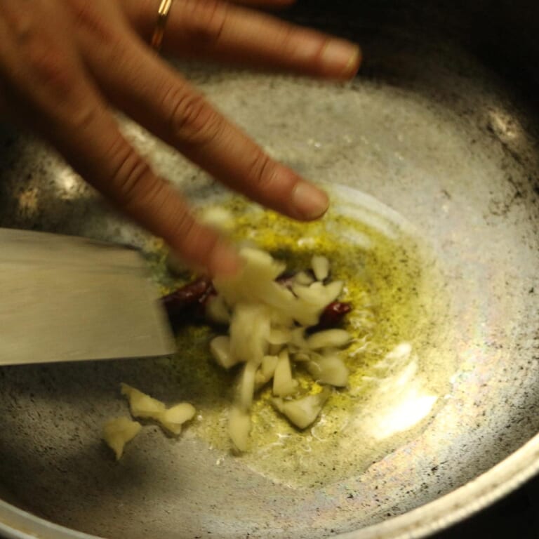 手順 2: 次ににんにくを入れます。※にんにくのほうが焦げやすいので後で入れます。