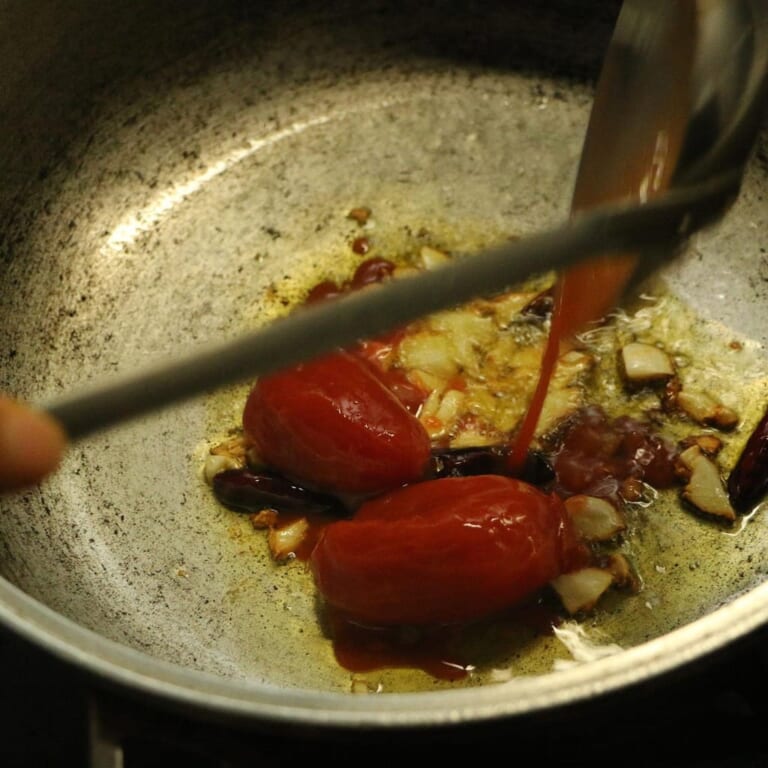 手順 3: トマト缶とスパイスBを入れます。