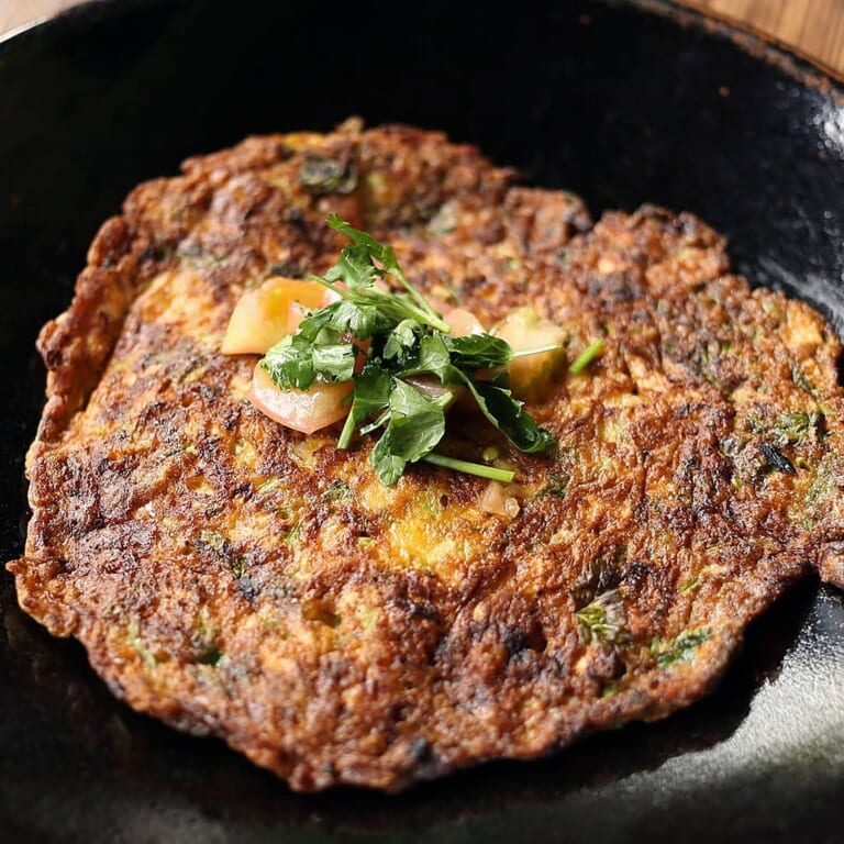 マサラオムレツのレシピ|インドのお好み焼き風オムレツとは
