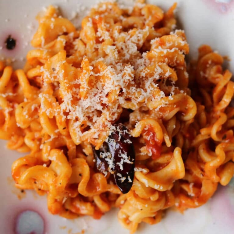 手順 5: パスタが茹ったらフライパンにいれ、ソースをからめて完成です。お好みでチーズをかけて完成です。