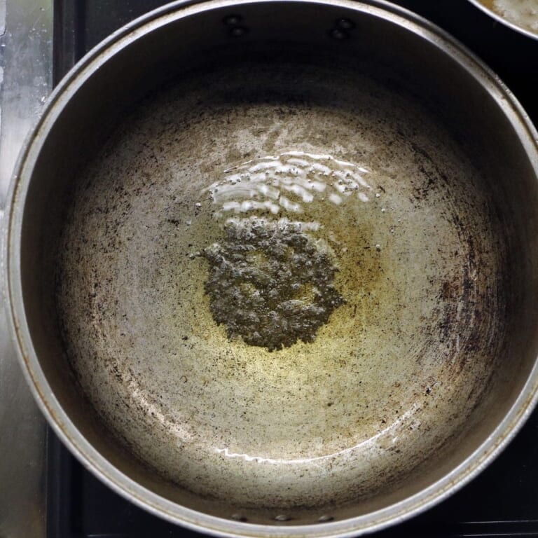 手順 4: 厚手の鍋に油を熱し、スパイスBのマスタードシードを加えてふたをします。