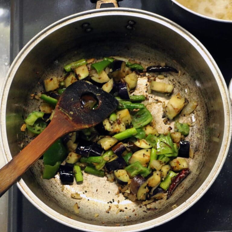 手順 6: 玉ねぎ、にんにく、生姜、夏野菜を加えて、強火の中火でほんのり色がつくまで炒める。