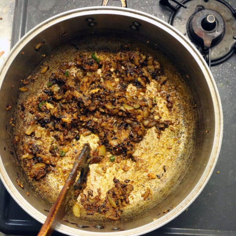手順 4: 生姜の香りがしてきたら弱火にして、スパイスBと塩を加え炒めながら混ぜる。