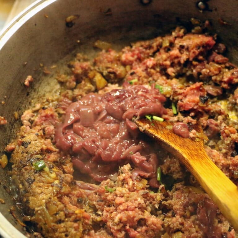 手順 5: 火を中火に戻し合いびき肉とレバーを加え炒める。