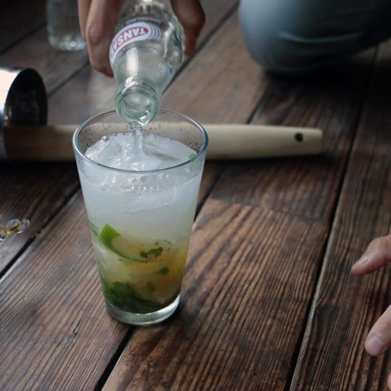 手順 3: 最後にソーダを足します。出来ればバースプーンで底にあるお酒をすくうように混ぜてくださいね。