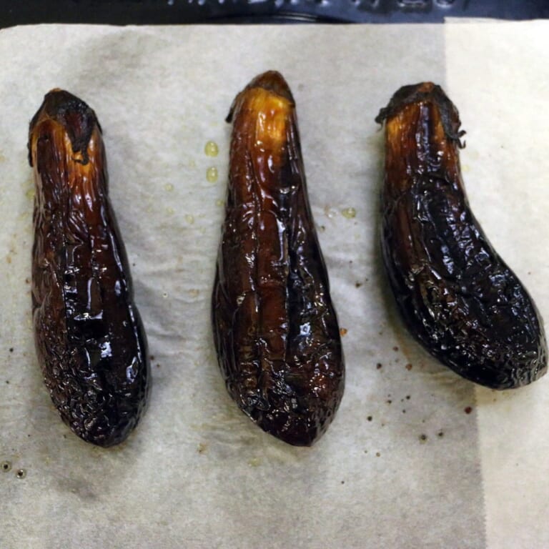 手順 1: ナスに油（分量外）をぬり、直火もしくはオーブンで約20分焼きます。