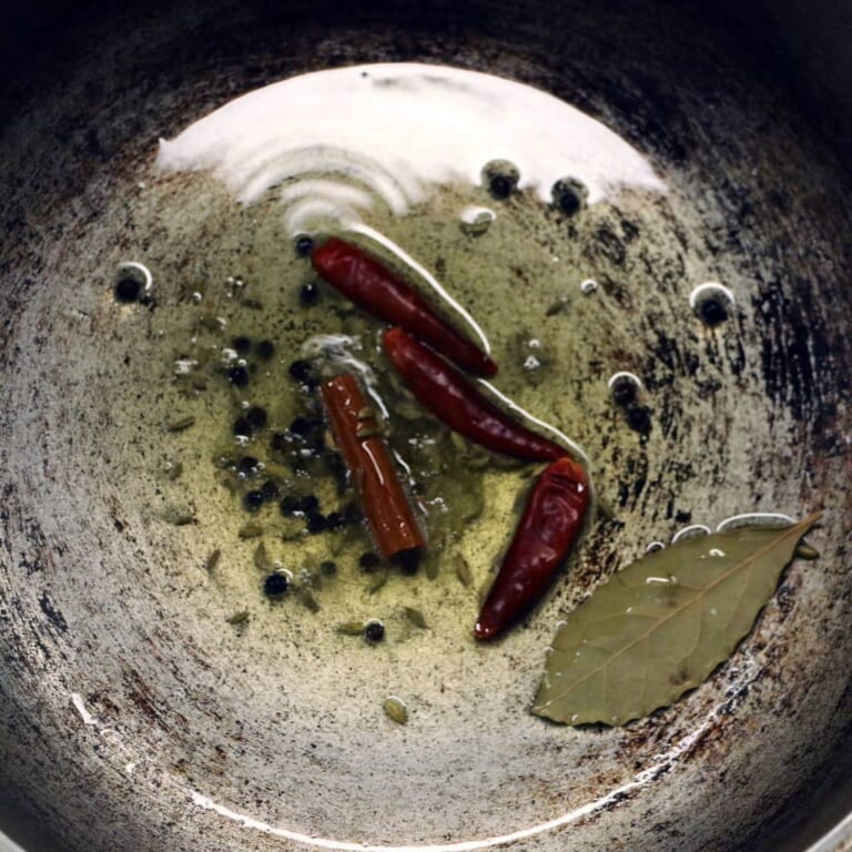 手順 3: 鍋にサラダ油、赤唐辛子をいれて火にかけます。油が温まったら、スパイスAを加え香りがたつまで炒める。