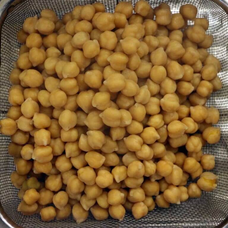 手順 1: ひよこ豆は3時間以上（一晩くらい）水に浸しておきます。大さじ1の塩、少々のターメリックと油を加えて、たっぷりの水とともに