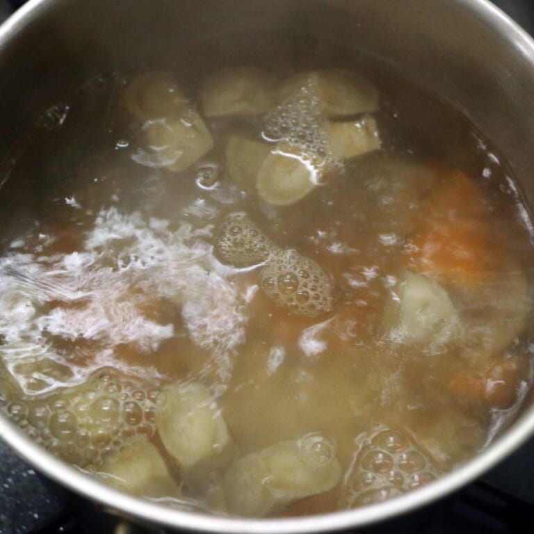 手順 2: 根菜類は食べやすい大きさに切って茹でておく。