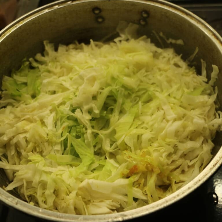 手順 4: キャベツを加え炒め合わせます。