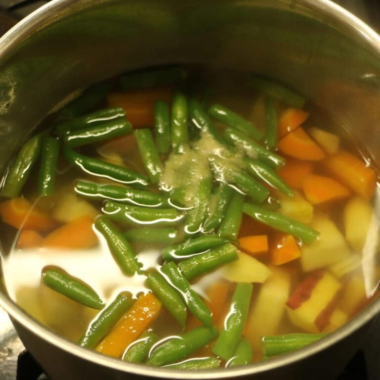 手順 1: サツマイモ、人参、インゲンを食べられほどの柔らかさまで茹でておきます。 ※電子レンジでもよいです。