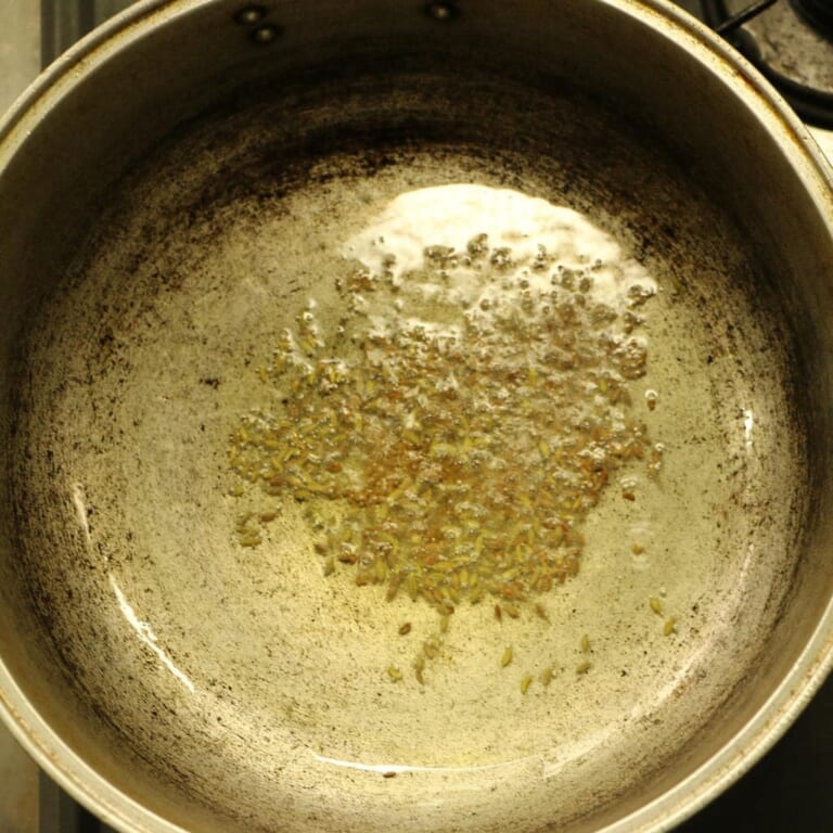 手順 1: ※キノコ類は好みの大きさにちぎっておく、もしくは切っておきます。 フライパンに油を入れ温め、スパイスAを加える。