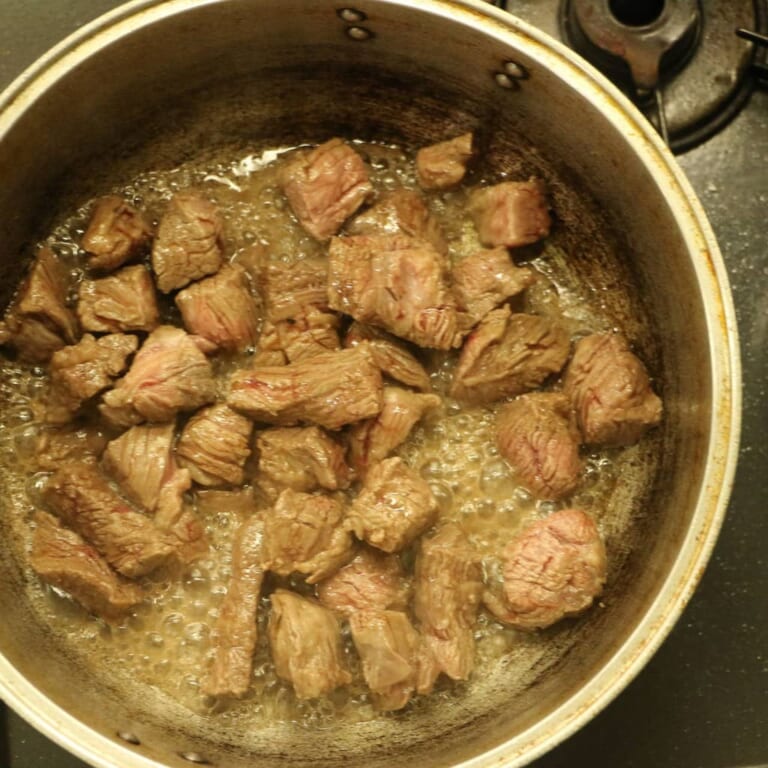 手順 1: 鍋に油を入れあたため牛肉を入れ、表面に色がつくまで焼いて、皿に出しておきます。