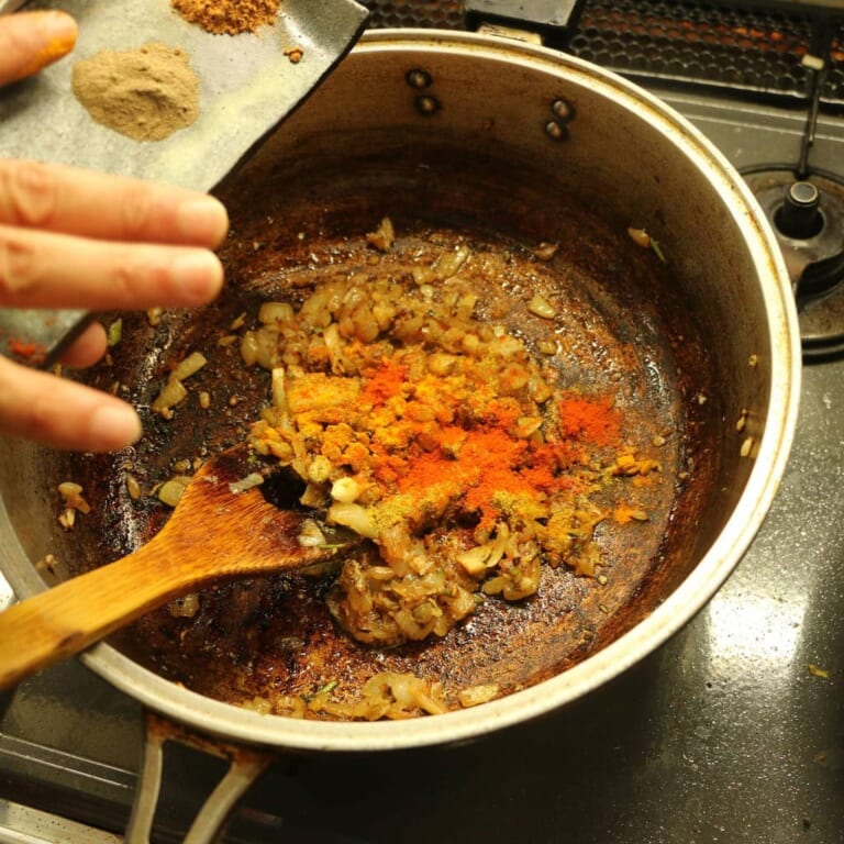 手順 4: にんにくから香りが出てきたら、スパイスBと塩を加えます。