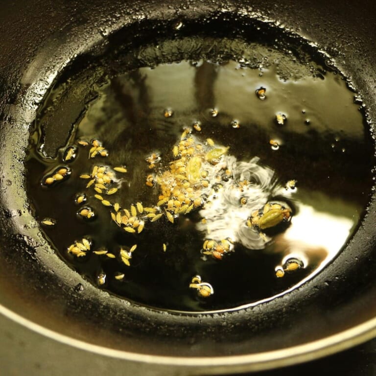 手順 1: ※カシューナッツは30分間水につけてミキサーにかけペーストにしておく 鍋に油をいれ、スパイスAを炒めます。